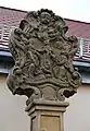 Der Aufsatz des Rokoko-Bildstocks an der Schweinfurter Straße