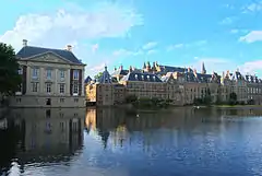 Nationales Regierungs- zentrum (r), Kunstmuseum Mauritshuis (l)