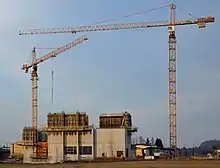 Kranabhängige Kletterschalungfür den Bau von 25 Meter hohen Betonwänden