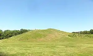 Mound A, der größte von mindestens sechs Kulthügeln in Poverty Point (Nordamerika, vom Ende der Archaischen Periode dort)