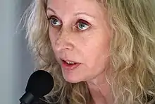 Birgit Kreipe spricht in ein Mikrofon
