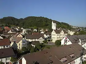 Blick auf die katholische Kirche und das Schulhaus Widegass.