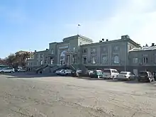 Das Eingangsgebäude des Bahnhofs
