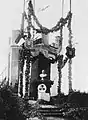Foto von der Grundsteinlegung der Bismarcksäule auf dem Pariner Berg am 30. Juli 1901 (zu erkennen sind der vorherige Aussichtsturm (im Hintergrund); eine Büste Otto von Bismarcks und davor der (heute in der Säule eingemauerte) Grundstein)