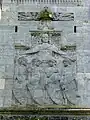 Relief auf der Nordseite zeigt „Mutter Germania“, die die Hauptstämme des Kaiserreichs – symbolisiert durch Jünglingsgestalten – unter ihrem Mantel schützend zusammenhält. Die Engel darüber halten die Kaiserkrone als Sinnbild für das Kaiserreich.