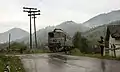 Der Regionalzug mit Lok 62-0732-8 auf der Bahnstrecke Valea Vișeului–Borșa verlässt Bistra
