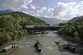 Am südlichen Ortsrand quert die Eisenbahnlinie den Fluss Vișeu