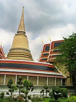 Rundgalerie mit Chedi im Hintergrund, rechts der Phra Ubosot
