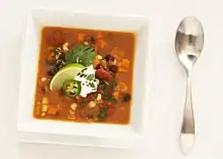 Bohnen-Süßkartoffelsuppe aus schwarzen Bohnen und Süßkartoffeln