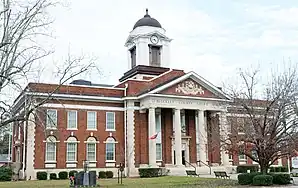 Bleckley County Courthouse (2016). Das Courthouse wurde Anfang 1914 eröffnet und im Stile des Neoklassizismus errichtet. Es ist bis heute das Gerichts- und Verwaltungsgebäude des County. Im September 1980 wurde es als erstes Objekt im County in das NRHP eingetragen.