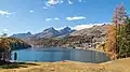 Blick über den St. Moritzersee auf St. Moritz und die Oberengadiner Berge