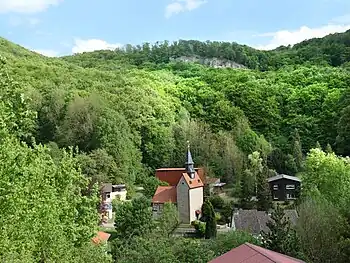 Blick über die Hitzelröder Kirche auf eine Abrisskante der Gobert