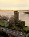 Blick auf das Ferrycarrig Tower House und den River Slaney, auf der anderen Seite der B730