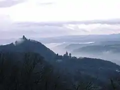 Blick vom Petersberg im Morgengrauen, links der Drachenfels