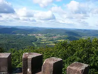 Typische Wasgaulandschaft mit Kegelbergen und Verebnungsflächen: Blick vom Rehberg nach Südwesten