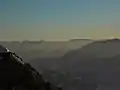 Fernsicht von der Drusenfluh bis zu (von links nach rechts): Monte Rosa, Strahlhorn, Rimpfischhorn, Allalinhorn und Weissmies. Vorn rechts der Calanda, über diesem spitzt das Weisshorn hervor.