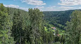 Blick vom Bergfried der Fautsburg nach Osten ins Kleinenztal Richtung Rehmühle (September 2015)