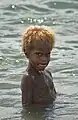 Ein blonder Vanuatu-Junge