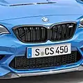 Komplett schwarzer Grill mitDoppelstreben eines BMW M2