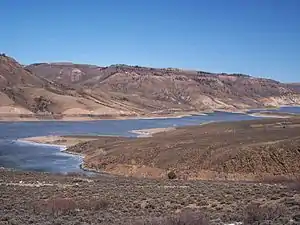 Blick auf das Blue Mesa Reservoir mit den West Elk Mountains im Hintergrund