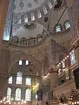 Linkes Bild: Innenraum der Üç-Şerefeli-Moschee, Edirne (um 1450)Rechtes Bild: Innenraum der Sultan-Ahmed-Moschee, Istanbul (1609–16)