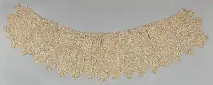 Zeitgenössische Kleidungsstücke: Glacéhandschuhe, 1615–1625, Victoria and Albert Museum, London und Spitzenkragen, England oder Niederlande, ca. 1635, 90,2 × 26,7 cm, Metropolitan Museum of Art, New York City
