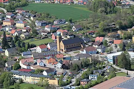 St. Barbara (2017), rechts davor Altes Rathaus und Kriegerdenkmal