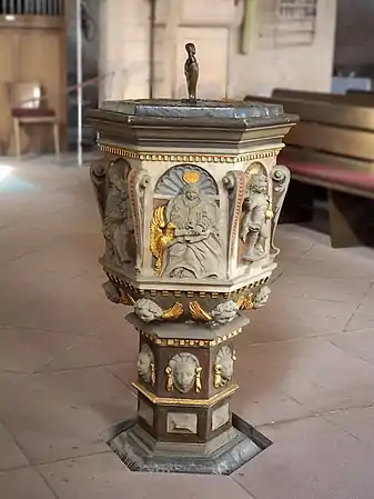Taufstein von 1608,vorn der Evangelist Johannes mit Adler, rechts das Jesuskind