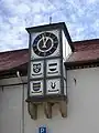 Uhrenturm der Genossenschaftskelter mit den Wappen der  Sachsenheim, Liebenstein, Gemmingen, Neipperg