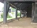 Der Bogengang mit Steinsockel