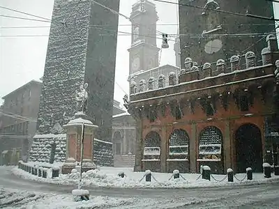 Die Türme und die Statue vom Heiligen Petronius im Schnee