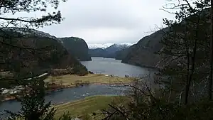 Der Bolstadfjord bei Bolstadøyri,Blick nach Westen,vorn der Bolstadelva(links die Einfahrt in den Bolstadtunnel)