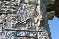 Verzierung an einem Mauerstein im Franziskanerkloster Bonamargy Friaryin Nordirland