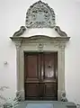 Hauptportal der Kirche mit Gemmingenschem Wappen
