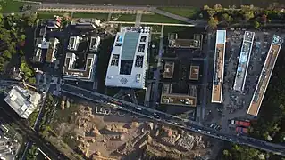 Bonner Bogen. Baugrube „Rhein-Palais“, unten links die archäologische Grabungsstätte, Luftbild 2013