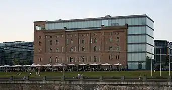 Ehemalige Rohmühle als Teil eines Büroneubaus, dahinter „Rheinwerk 1“