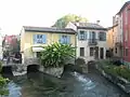 Borghetto, Häuser mit darunterführenden Mühlgängen (Abfluss)