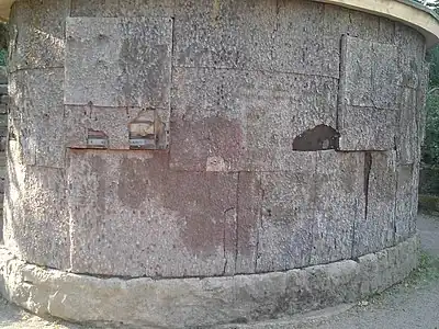 Borkenhäuschen auf steinerner Bodenplatte, vor der Erneuerung der Borken-Verkleidung, 2020