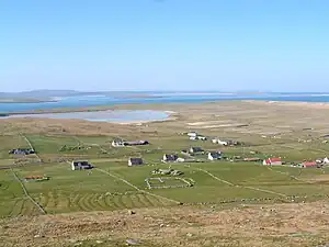 Loch Borve jenseits der Siedlung Borve vom Borve Hill aus gesehen