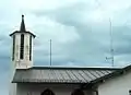 TETRA-Antenne (Orange) auf einem kommunalen Gebäude in Oberbayern