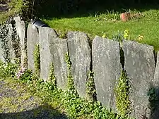 Mauer aus Menhiren in Botmeur, Bretagne