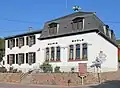 Rathaus- und Schulgebäude