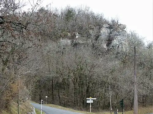 Fourneau du Diable vom Straßenabzweig im Südwesten. Gut zu erkennen die beiden oberen Auskolkungen.