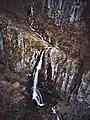 Der Bojana-Wasserfall aus der Vogelperspektive