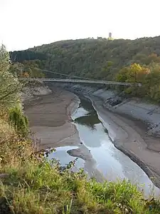 Der Urftstausee bei Niedrigwasser mit Victor-Neels-Brücke