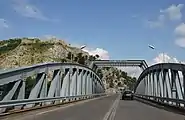 Die neue Stahlfachwerk-Überzugbrücke Blickrichtung auf die Buna-Überquerung und links hinauf zur Burg Rozafa