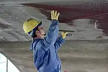Das Laminierverfahren wird bevorzugt bei der Verstärkung von Bauwerken eingesetzt. Hier wird zunächst eine ca. 3–5 mm dicke Schicht Feinbeton auf den Untergrund (ein bestehendes Bauwerk oder eine Schalung) aufgetragen. In diese Schicht wird die erste Lage textiler Bewehrung leicht eingedrückt. Anschließend werden die Arbeitsschritte Betonauftragen und Textile-Bewehrung-Einlegen so oft wiederholt, bis die gewünschte Lagenanzahl erreicht ist. Den Abschluss bildet eine dünne Feinbetonschicht. Der Feinbeton kann händisch oder im Sprühverfahren aufgebracht werden. Abstandhalter zur Lagesicherung sind nicht notwendig.