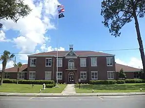 Brantley County Courthouse in Nahunta (2013). Das Courthouse entstand im Jahr 1930 im Stile der Colonial-Revival-Architektur, nachdem 1923 der County Seat von Hoboken nach Nahunta verlegt worden war. Im Juni 1995 wurde der Verwaltungssitz in das NRHP eingetragen.
