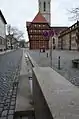 Die „Wasser-Waage“, ein moderner Brunnen, der entlang der Längsachse des Marktes verläuft