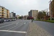 Blick aus Richtung Radeklint in die Güldenstraße. Dort, wo sich im Zentrum des Fotos das rote Fahrzeug befindet, befand sich vor 1945 der Südklint.